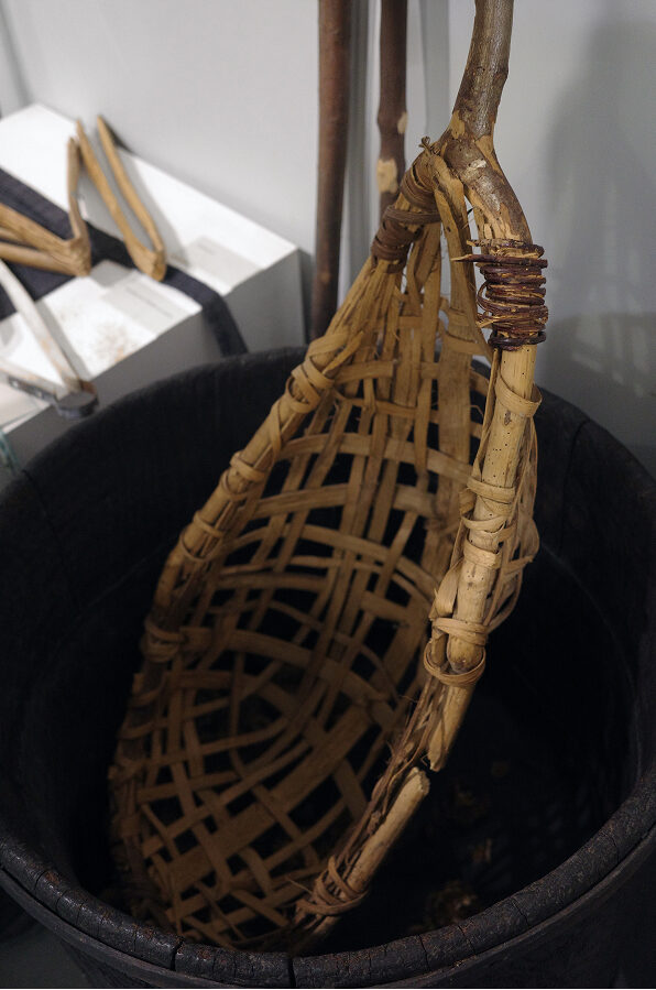 Cesta-nasa para apañar as castañas que caían ao río