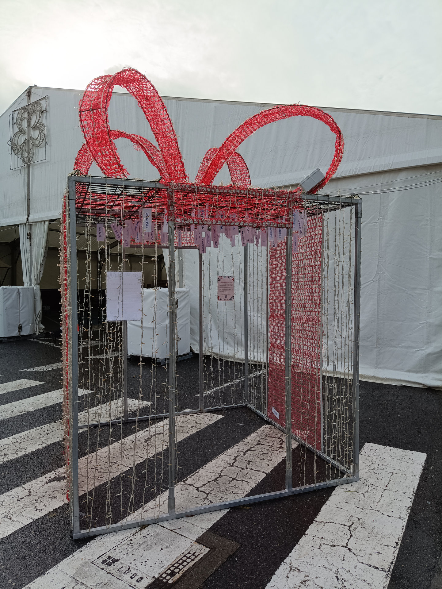 Instalación artística colocada na praza do concello no nadal 2024