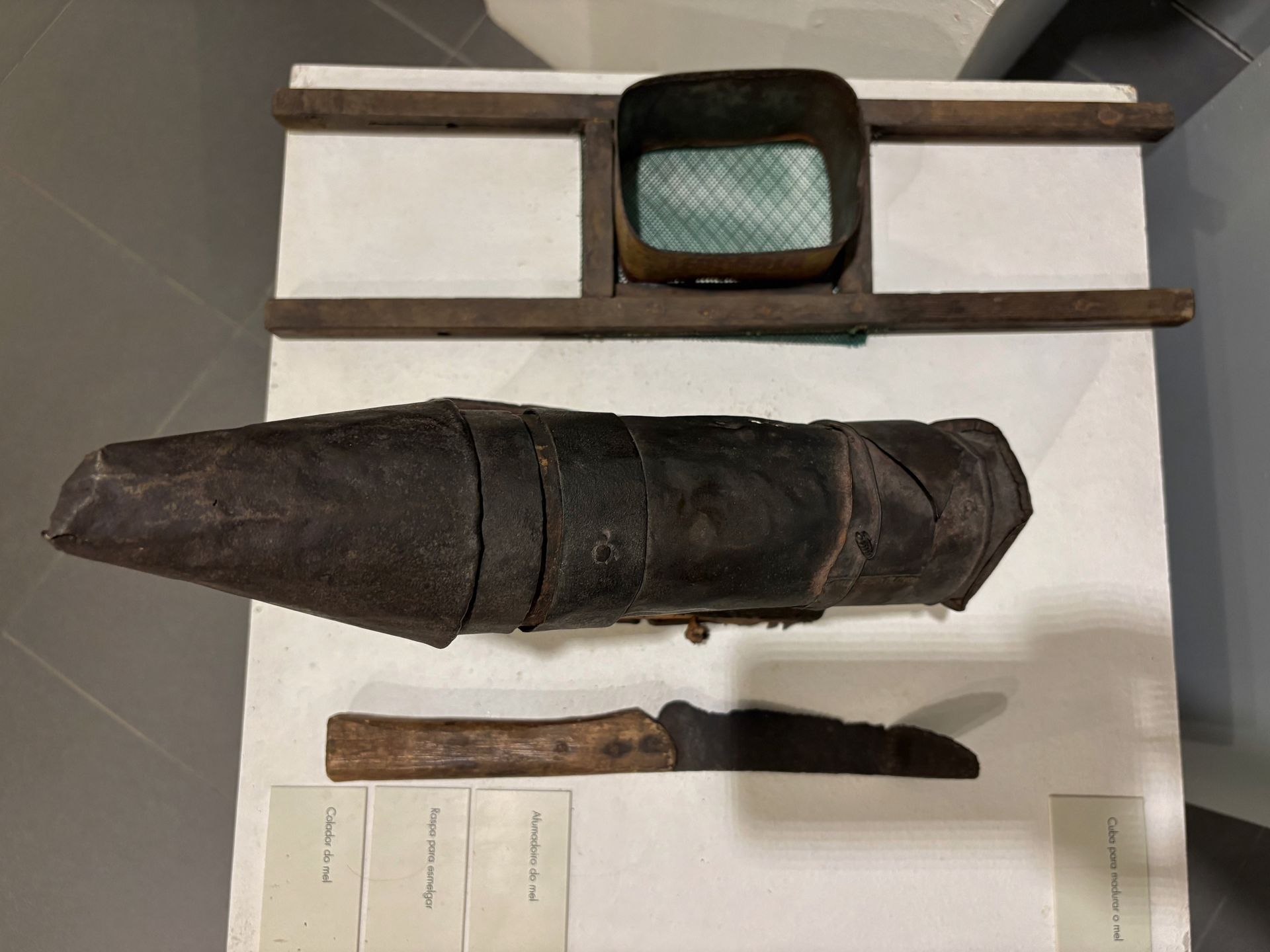 Afumadoiro, colador e raspa