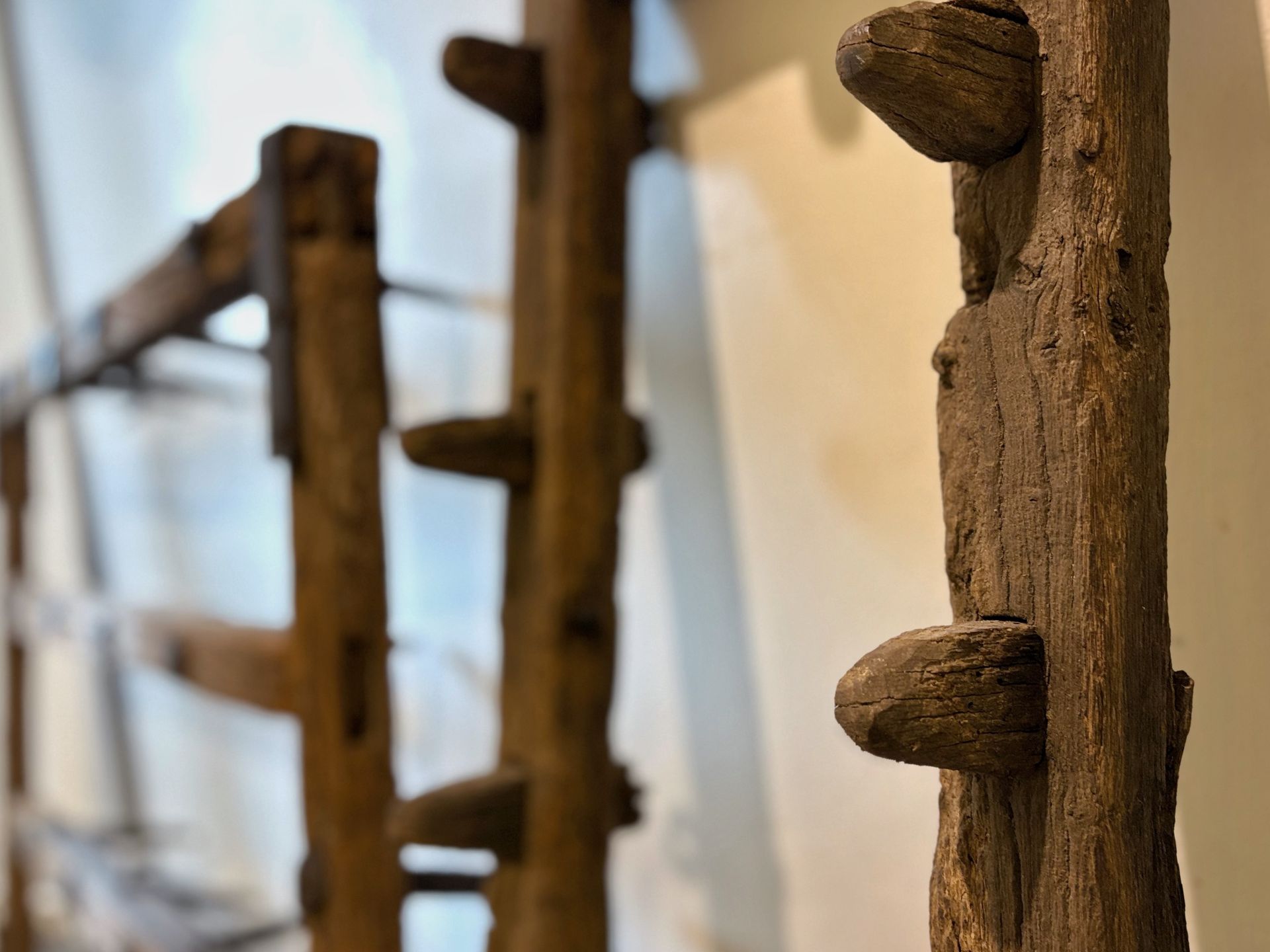 Grade antiga con dentes de madeira