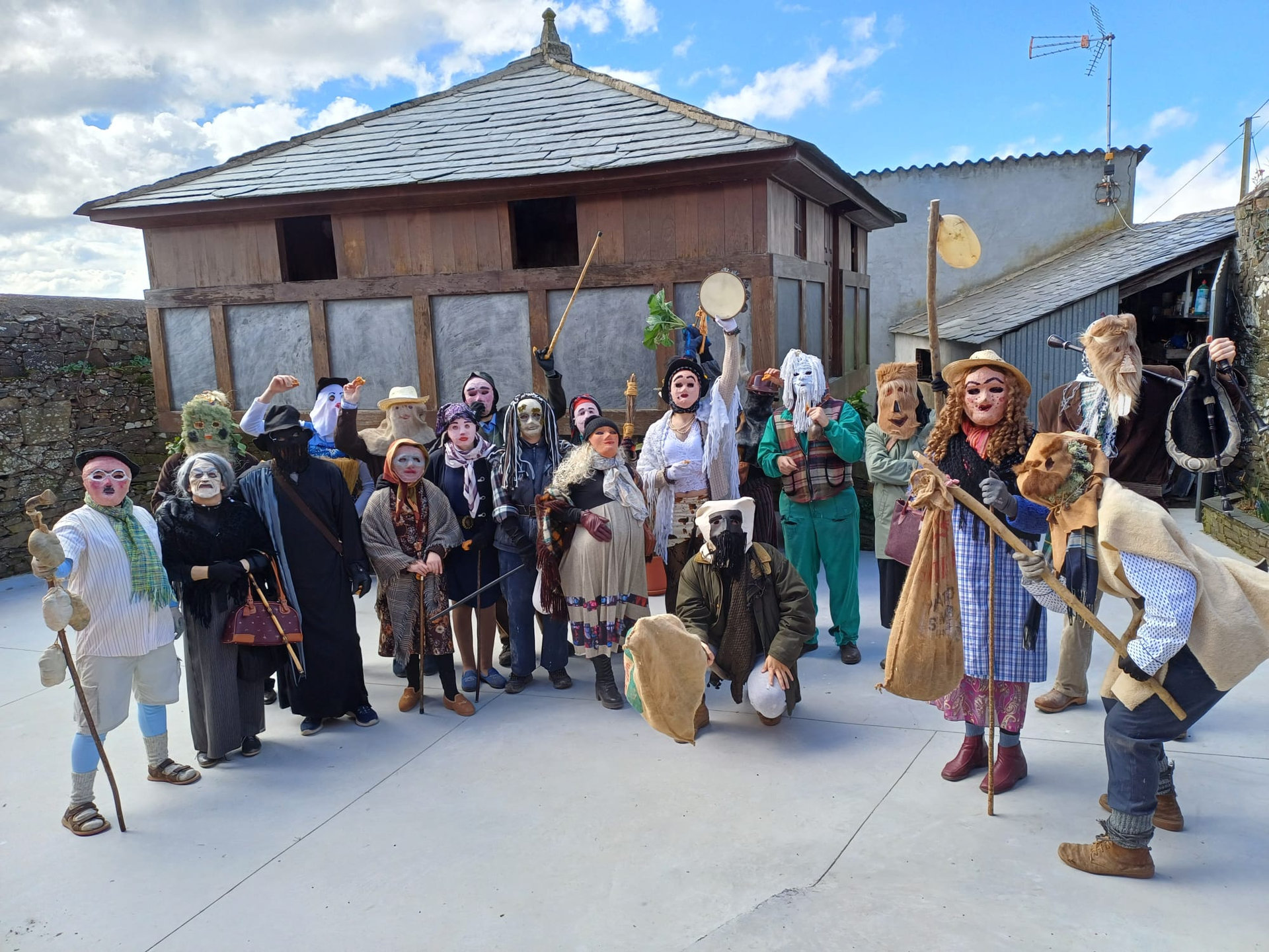 Grupo de Fuliqueiros e Mázcaras preparados para correr o entroiro na Fonsagrada. Ano 2022